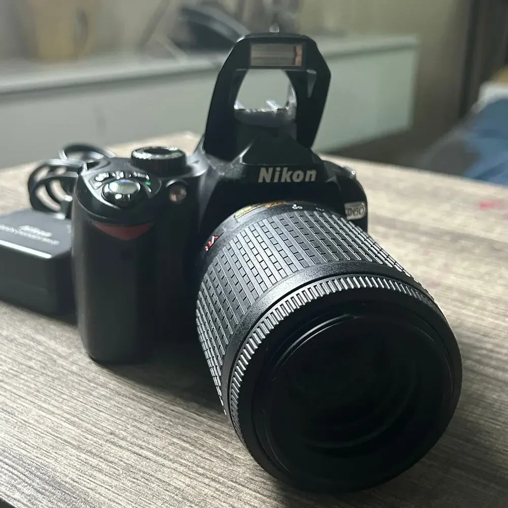 Nikon D60 DSLR Camera w/ AF-S DX 55-200mm VR Lens Charger and Battery Tested